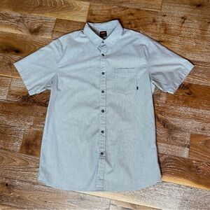 Nike 6.0 Men’s XL short sleeve button-up shirt w/ gray & white pinstripes